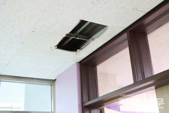 지난달 22일에 촬영한 천장 텍스가 뜯긴 인사관 8층의 공사 전 모습. (현재는 수리 중)