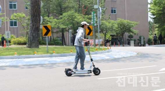 여캠 로터리에서 개인형이동장치(PM)을 이용하는 학생의 모습.