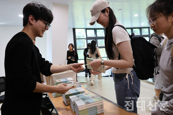 올해의 한 책 선포식이 끝난 후 독서클럽 회원을 대상으로 올해의 한 책을 배포하고 있다.