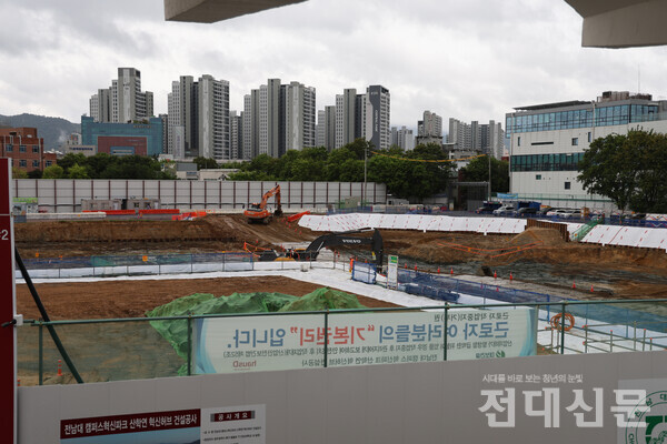 캠퍼스 혁신파크 1단계 공사가 우리 대학 보조운동장 일대에서 진행 중인 모습.
