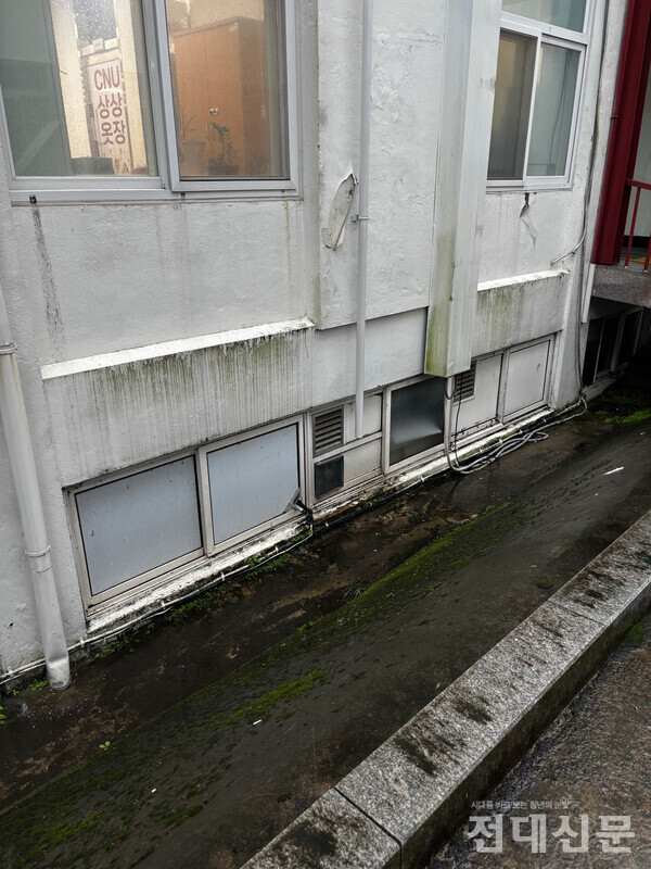 물이 빠진 뒤 백도 지하 1층 외부 모습. 경사가 있는 이곳에 물이 고이며 내부 취업강의실과 성공면접실까지 물이 들어찼다.