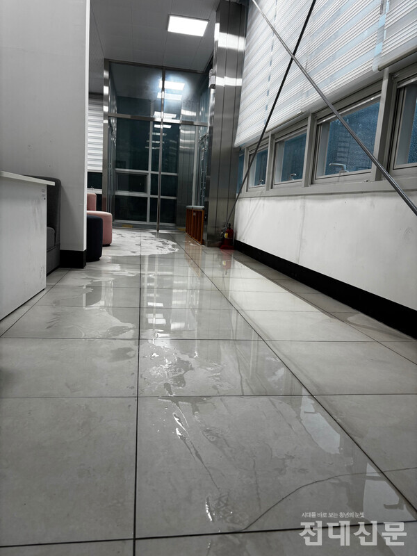 제1학생마루 3층 크리에이티브존. 빗물이 들어와 바닥에 물이 고이고 일부 소파가 젖었다. 공부를 하고 있던 윤영토(응용생물·21)씨는 "왔을 때 물이 고여 있어서 놀랐고, 밟으니 미끄러웠다"며 " 안전을 위해 물이 새지 않도록 조치가 취해지면 좋겠다"고 말했다.