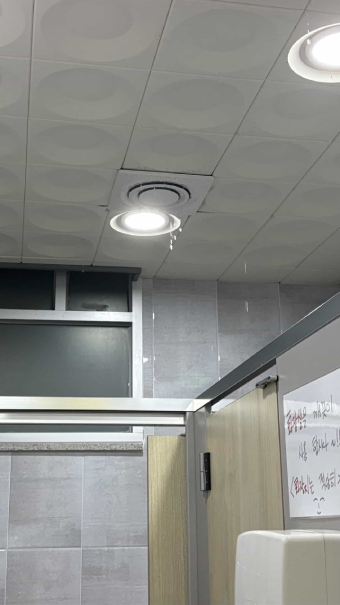 지난 17일 인문대 3호관 1층 여자화장실 천장에서 물이 새고 있다. 인문대 학생회 제공.