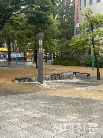 같은 시각 스포츠 센터 앞.