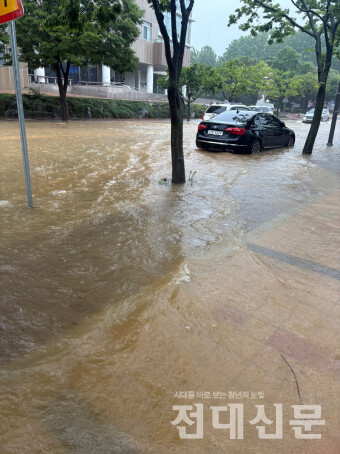 지난 17일 18시경 후문 일대. 발목까지 물이 차오르며 대학 구성원들이 통행에 어려움을 겪었다. 