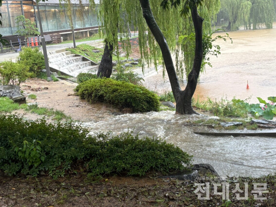 지난 17일 18시경 폭우로 인해 용지 산책로를 비롯한 후문 일대가 침수됐다.