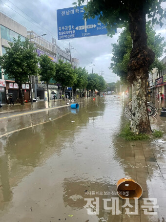 지난 17일 19시경 우리 대학 정문 앞 도로.