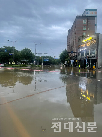 같은 시각 호우로 도로가 침수되자 일시적으로 통행이 제한됐다. 
