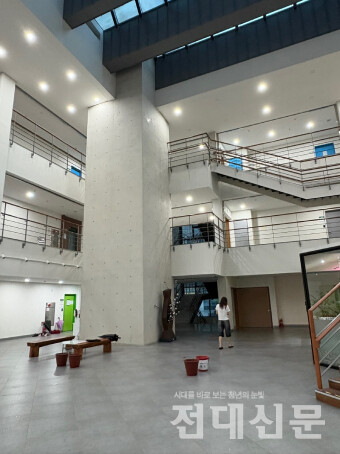 교육융합관 천장에서 물이 새 양동이를 받아 놓은 모습.