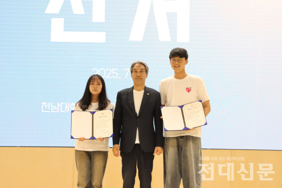 전공알리미 대표들이 선서문 낭독 후 기념사진을 찍고 있다.