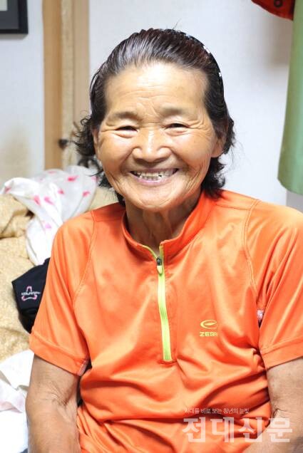 김정순 할머니의 웃는 모습. 여든을 넘긴 지금도 그는 “돈 벌면 웃어, 남한테 쓰면 더 좋아”라며 매일 밭일을 하고 있다.