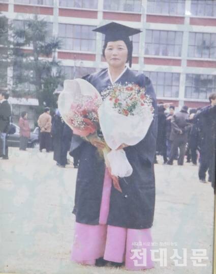 김정순 할머니의 젊은 시절 사진. 아들 대학교 졸업식, 학사복을 입고 서 있다.