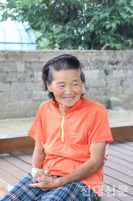 집 앞 정자에 앉아 있는 김정순 할머니.