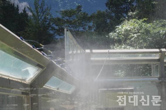 야외에는 '미스트 분사 노즐'이 설치돼 있다.