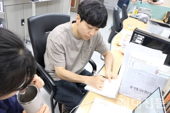 묵언수행 4일째였던 지난달 15일 팀장에게 기획제안서 피드백을 필담으로 받고 있는 최해찬 수습기자.