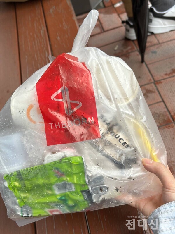 후문 상권에서 기자가 주운 쓰레기.