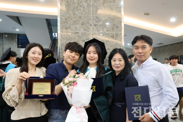 졸업생과 그의 가족들이 단란하게 사진을 찍는 모습.