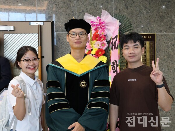 졸업생 르다이빈(Le Duy Binh·이학 박사수료)씨와 그를 축하해 주러 온 친구들.