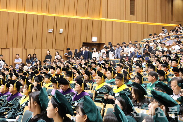 제73회 2024학년도 후기 학위수여식이 용봉캠퍼스 민주마루에서 진행되고 있다.