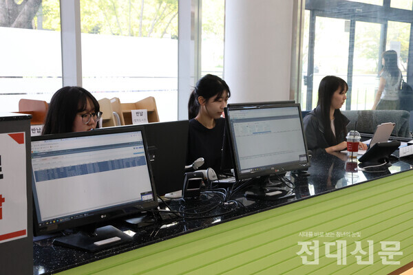 도서관 근로장학생들이 지난달 28일 근로를 하고 있는 모습.