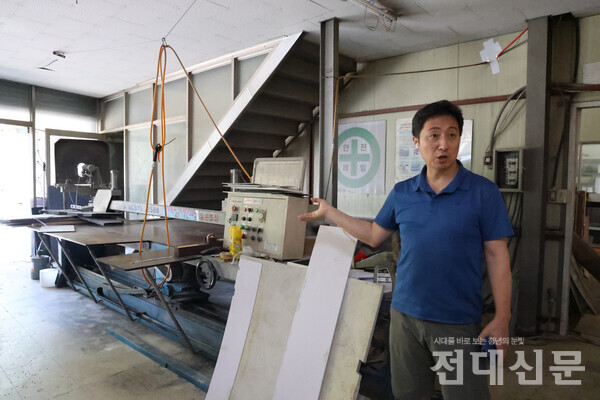 ‘공간인쇄복사’의 김진덕 대표가 마르지 않은 기계들을 보여주고 있다.