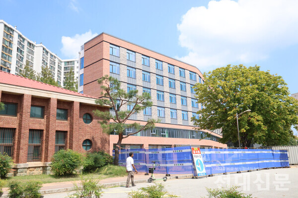 공사 중인 인문대 2호관.