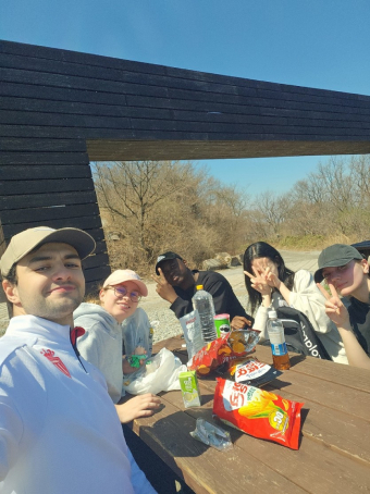 버디 프로그램 참여 학생들이 무등산 등반을 하며 교류하고 있다. 국제협력과 제공.