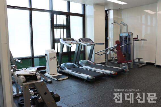 열린학사(남자생활관)에 신설된 체력단련실의 모습.