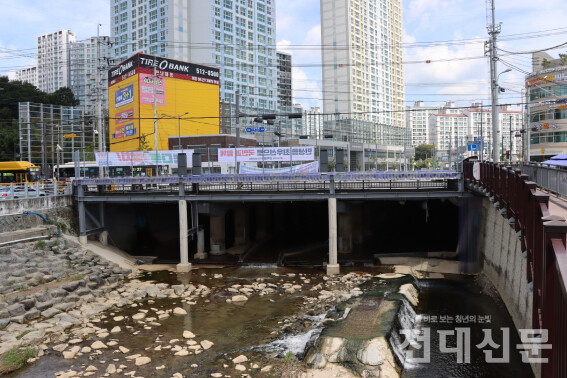 신안교 일대를 따라 홍수방어벽이 설치돼 있다.