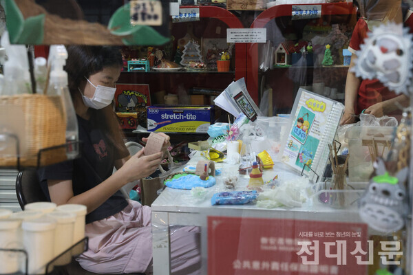 지난 7월 8일 타이중 문화창의산업단지에서 공예 체험하는 시민 모습.