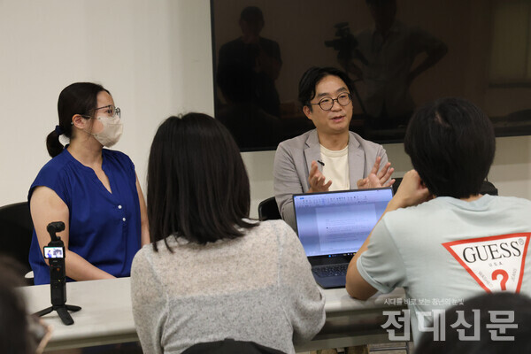 문화창의산업단지에서 양홍상 문화부 문화단지 담당 과장과 인터뷰하는 모습. 문화단지 직원이 중-영 통역을 맡았다.