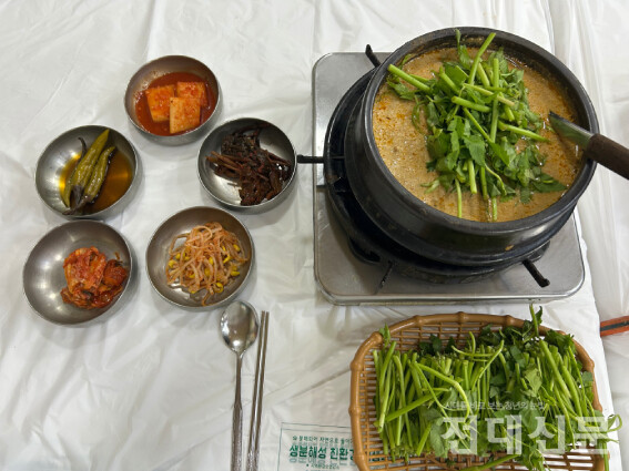 영미오리탕에서 사이즈 '소' 오리탕을 주문했다.