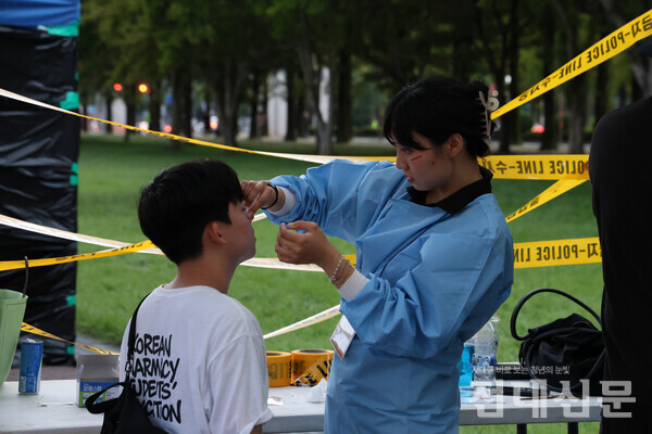 지난 18일 단과대 연합축제 ‘CAMPUS CODE 404’의 병원 컨셉 부스에서 상처 분장 타투 스티커를 붙이고 있는 학생.