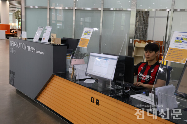 지난 19일 정보마루에서 근로장학 중인 학생의 모습.