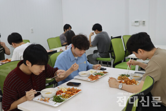 지난 17일 1생 학생식당 추가된 좌석에서 학생들이 학식을 먹는 모습.