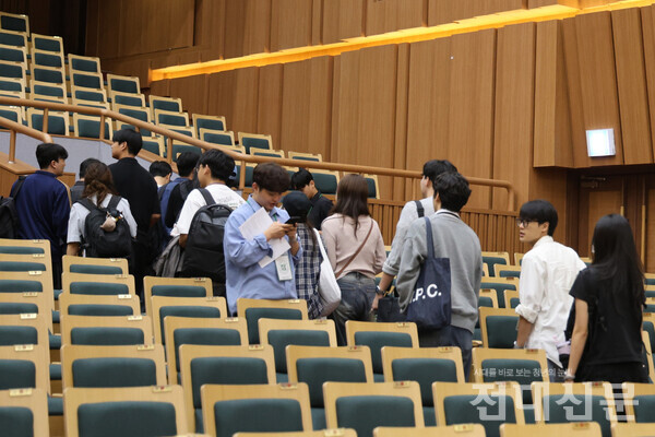 지난 9일 전학대회가 무산돼 대의원들이 퇴장하는 모습.