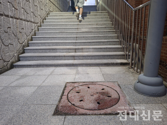 디도와 홍도 사이 계단에 위치한 부식 맨홀.