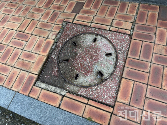 자연대 앞에 위치한 부식 맨홀.