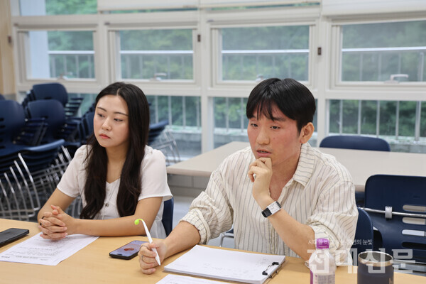 신승환 총학생회장과 진영채 부학생회장이 공약 점검 질문에 답하고 있다.