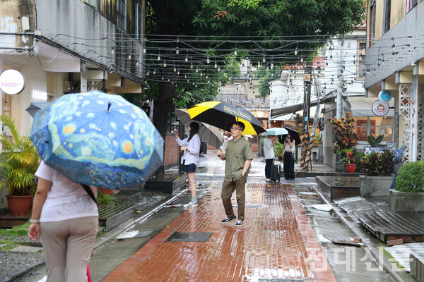 지난 7월 9일 비오는 심계신촌 거리.