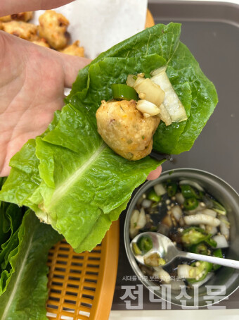 상추에 튀김과 양념을 싸서 먹는 상추튀김.