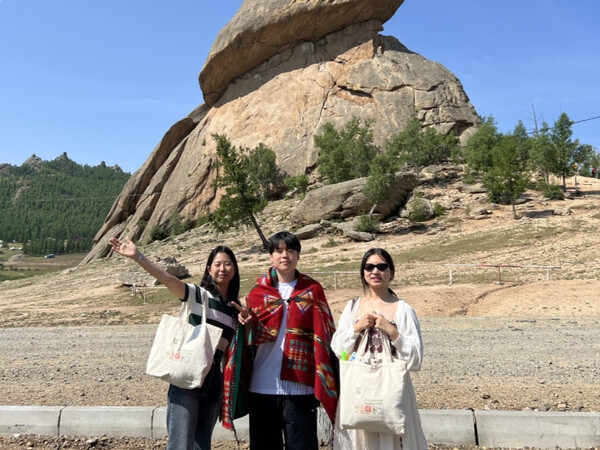 지난 6월 29일 ‘솔롱고’ 팀이 고르히-테를지 국립공원 거북바위 앞에서 찍은 사진.(박재민씨 제공)