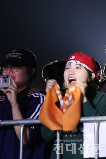 유다빈 밴드를 보며 환호하는 학생.