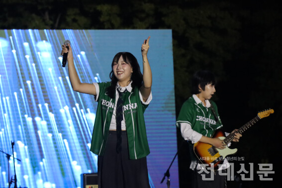 축제 첫째날 초대 가수로 무대에 오른 유다빈 밴드.