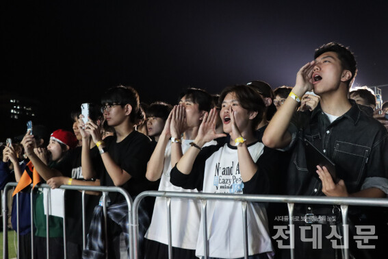 학생들이 무대를 즐기며 환호하고 있다.