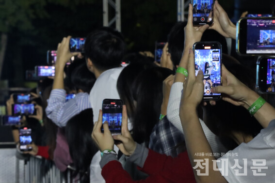 프로미스나인 무대를 촬영하는 학생들.