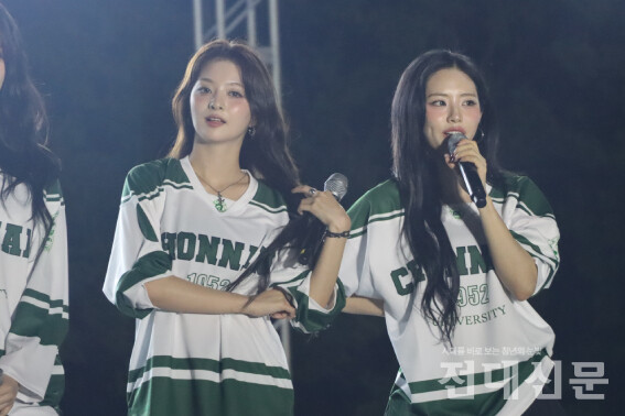 축제 첫째날 초대 가수로 우리 대학을 방문한 프로미스나인.