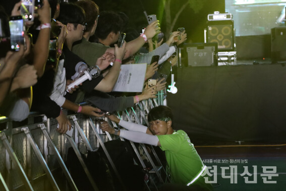 안전을 위해 울타리를 잡고 있는 축제준비위원의 모습.