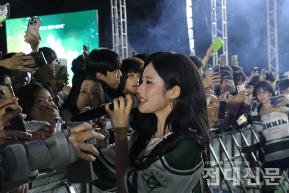 프로미스나인 박지원씨가 무대에서 내려와 노래를 부르고 있다.