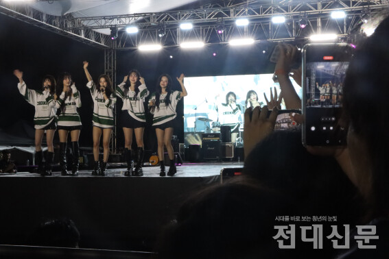 공연을 끝낸 프로미스나인이 작별 인사를 하고 있다.